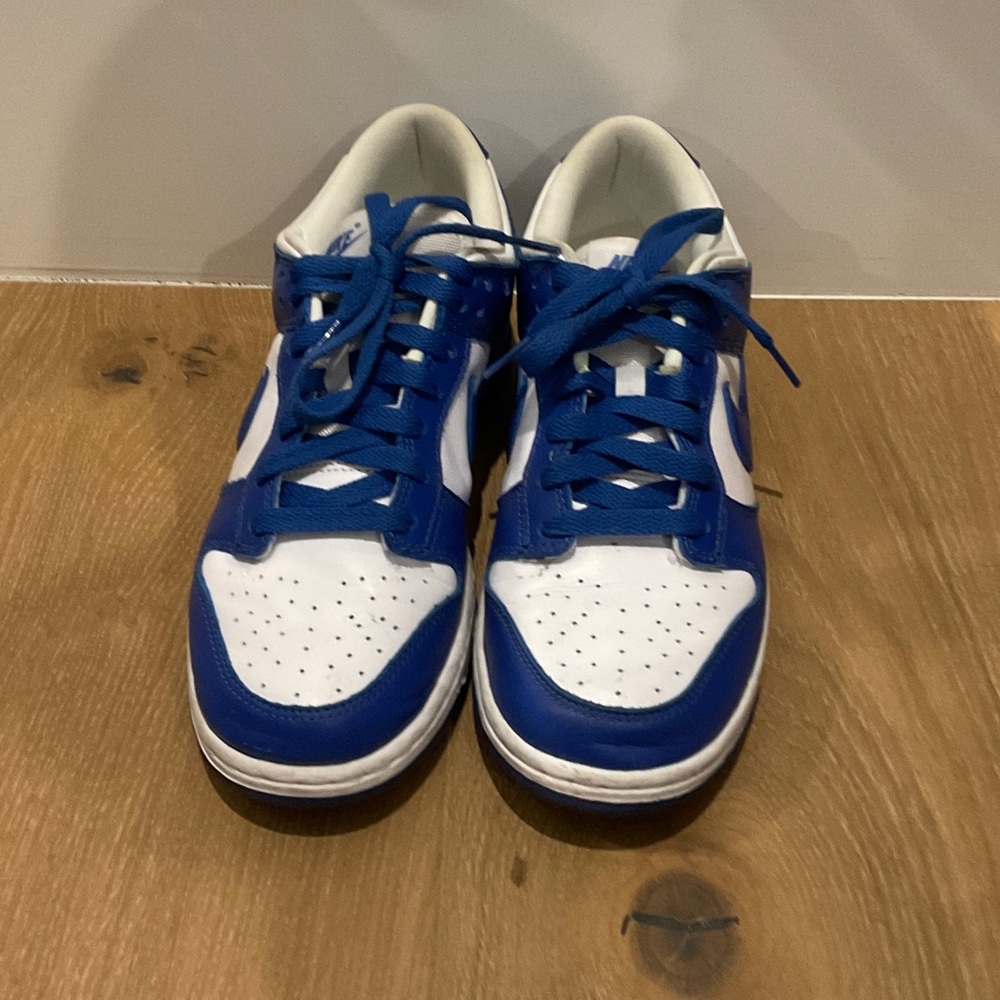Nike women’s Low-Top Sneakers in White and Blue